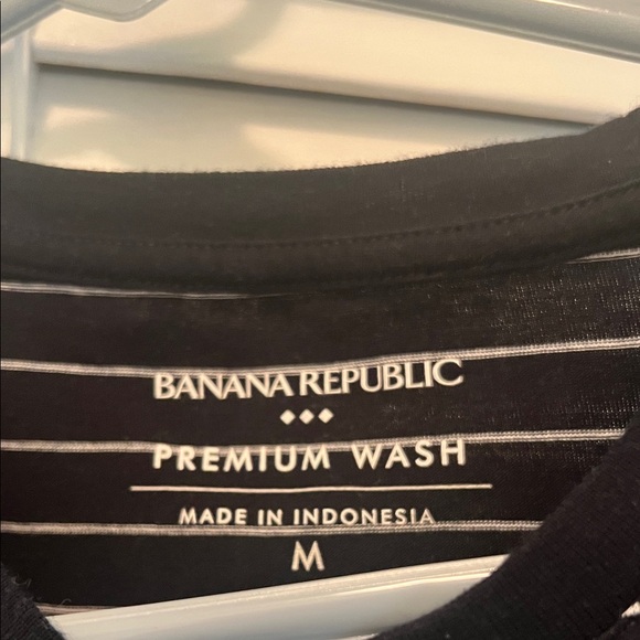 #0977+ Unisex Banana Republic Dark Navy Tee with White Stripes - Picture 3 of 11